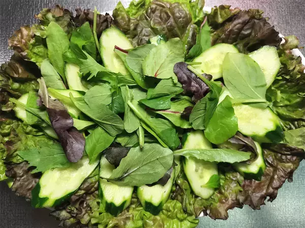 「【志麻さんの大人なサラダ】焼きカマンがド～ン！蜂蜜＆ドレかけて、甘みと酸味と旨味とコクが凄いの♡」の画像