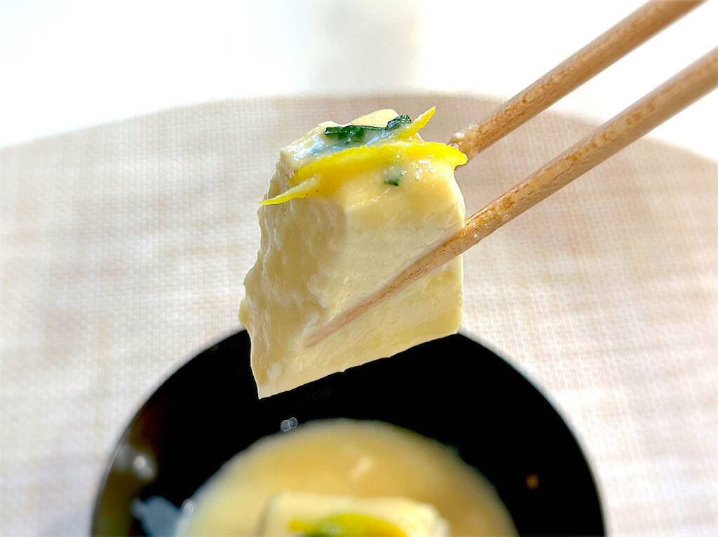 【豆腐一丁で簡単】旬のゆず香る♡「豆腐の味噌煮」作ろう！料亭風の上品な味わい♪え、一晩寝かすとさらに美味!?