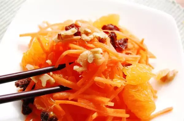 「【食べる目薬!?】デパ地下風「にんじんサラダ」でお疲れ目を癒してみた！レーズンにみかんも加えるって」の画像