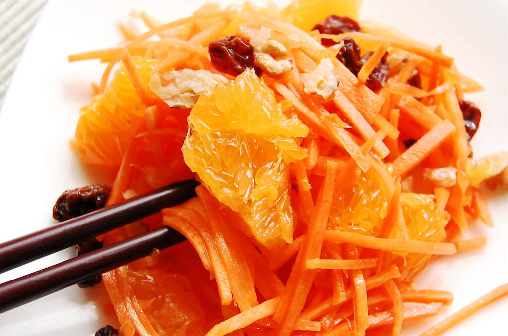 【食べる目薬!?】デパ地下風「にんじんサラダ」でお疲れ目を癒してみた！レーズンにみかんも加えるって