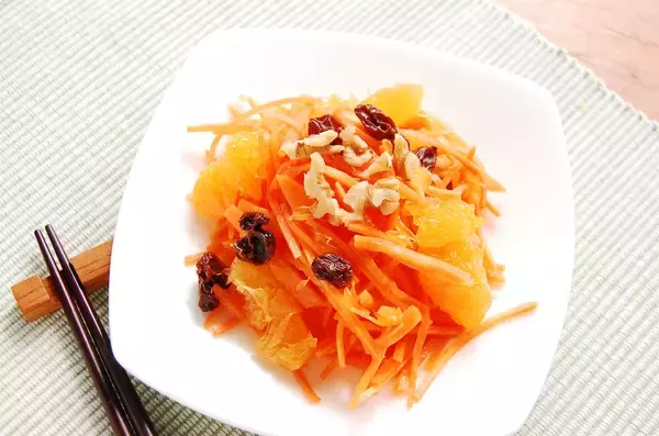 「【食べる目薬!?】デパ地下風「にんじんサラダ」でお疲れ目を癒してみた！レーズンにみかんも加えるって」の画像