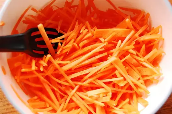 「【食べる目薬!?】デパ地下風「にんじんサラダ」でお疲れ目を癒してみた！レーズンにみかんも加えるって」の画像