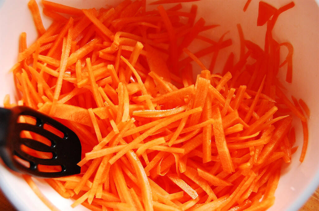 【食べる目薬!?】デパ地下風「にんじんサラダ」でお疲れ目を癒してみた！レーズンにみかんも加えるって