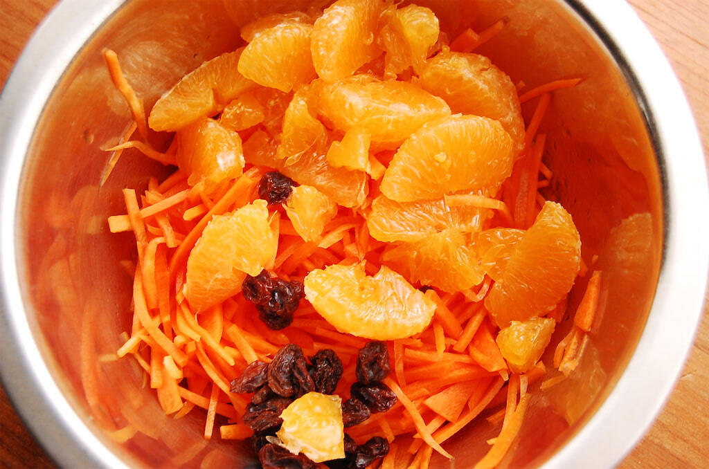 【食べる目薬!?】デパ地下風「にんじんサラダ」でお疲れ目を癒してみた！レーズンにみかんも加えるって