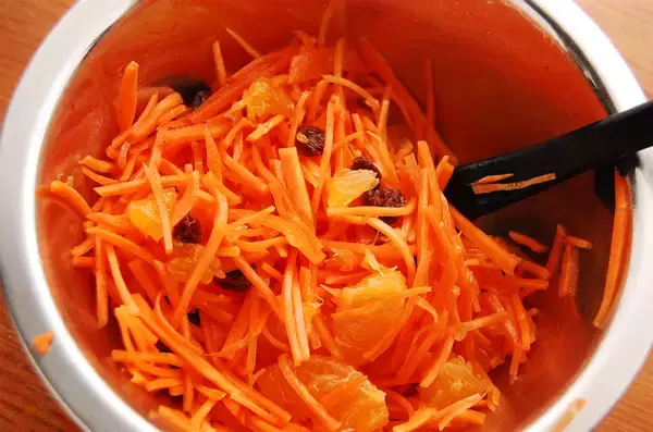 「【食べる目薬!?】デパ地下風「にんじんサラダ」でお疲れ目を癒してみた！レーズンにみかんも加えるって」の画像