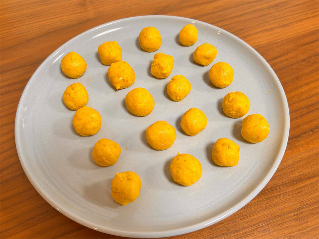 【これ、かぼちゃです！】食感と甘みにベタ惚れしちゃう「野菜ドーナツ」作ってみた！白玉粉と豆腐の配合がカギ