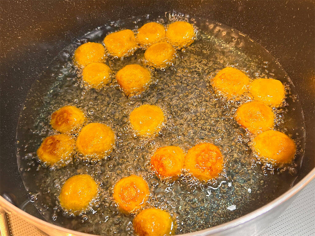 【これ、かぼちゃです！】食感と甘みにベタ惚れしちゃう「野菜ドーナツ」作ってみた！白玉粉と豆腐の配合がカギ