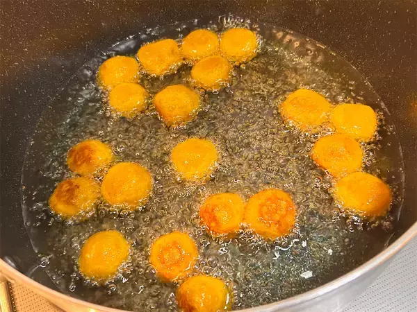 「【これ、かぼちゃです！】食感と甘みにベタ惚れしちゃう「野菜ドーナツ」作ってみた！白玉粉と豆腐の配合がカギ」の画像