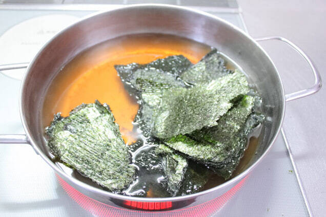 【鍋の裏ワザ】漆黒の海苔がスープを吸って具材をまとめあげる！旨み満点「まっ黒のり鍋」作ってみた♪　