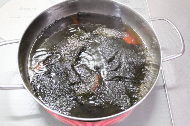 【鍋の裏ワザ】漆黒の海苔がスープを吸って具材をまとめあげる！旨み満点「まっ黒のり鍋」作ってみた♪　