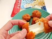 【ポテチの超アレンジ】原形は微塵もない！叩いて砕いて揉み込んで…さけるチーズに纏わせて焼こう！