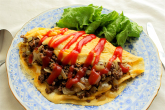 【包まないオムレツ】パタンと折るだけで具がこぼれない「魔法のオムレツ」作ってみた！え、あの粉を振るの!?