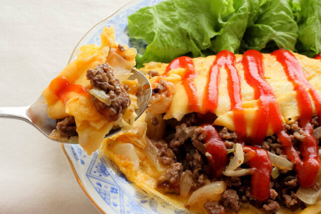 【包まないオムレツ】パタンと折るだけで具がこぼれない「魔法のオムレツ」作ってみた！え、あの粉を振るの!?