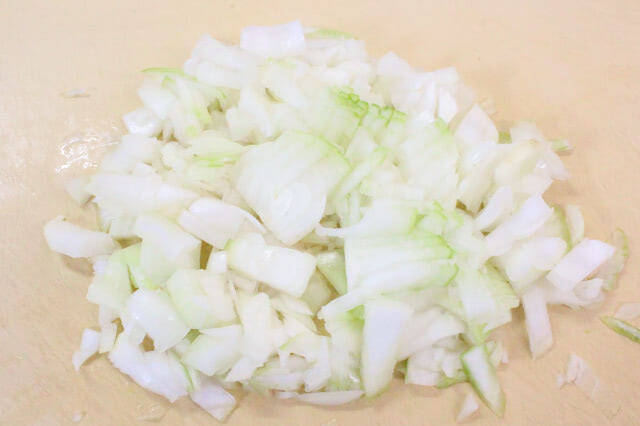 【包まないオムレツ】パタンと折るだけで具がこぼれない「魔法のオムレツ」作ってみた！え、あの粉を振るの!?