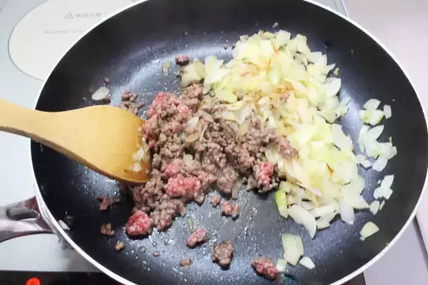 「【包まないオムレツ】パタンと折るだけで具がこぼれない「魔法のオムレツ」作ってみた！え、あの粉を振るの!?」の画像