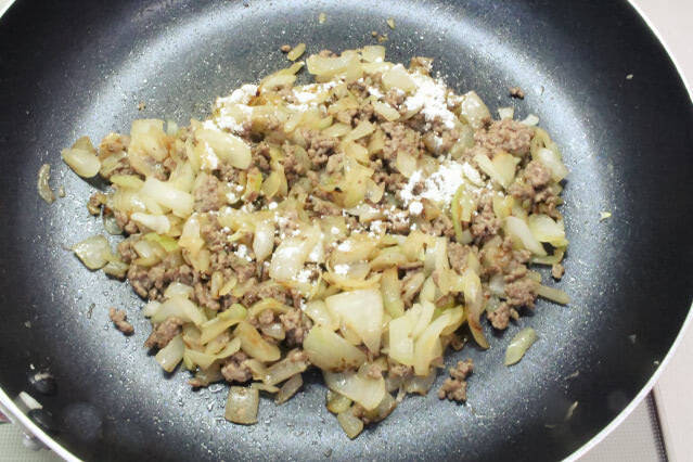 【包まないオムレツ】パタンと折るだけで具がこぼれない「魔法のオムレツ」作ってみた！え、あの粉を振るの!?