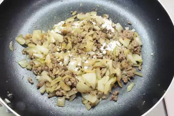 「【包まないオムレツ】パタンと折るだけで具がこぼれない「魔法のオムレツ」作ってみた！え、あの粉を振るの!?」の画像