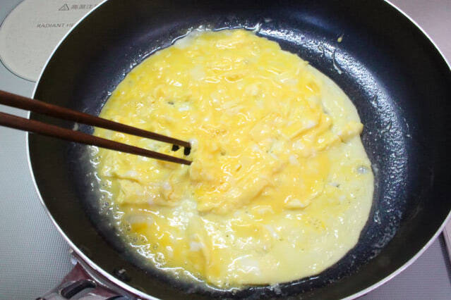 【包まないオムレツ】パタンと折るだけで具がこぼれない「魔法のオムレツ」作ってみた！え、あの粉を振るの!?
