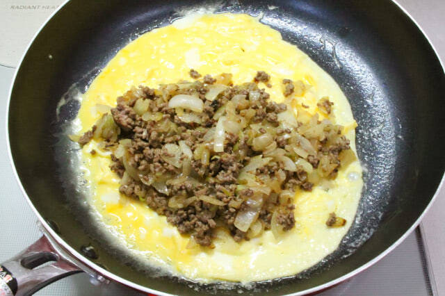 【包まないオムレツ】パタンと折るだけで具がこぼれない「魔法のオムレツ」作ってみた！え、あの粉を振るの!?