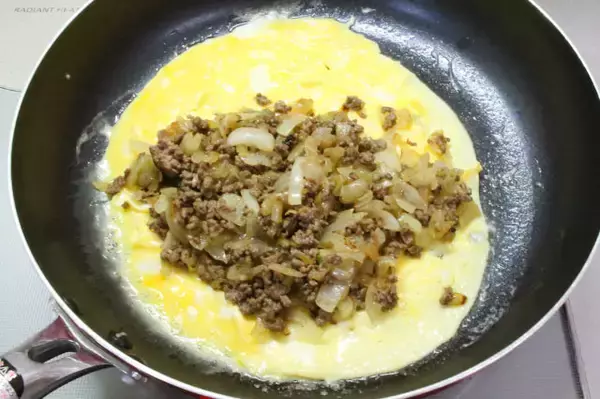 「【包まないオムレツ】パタンと折るだけで具がこぼれない「魔法のオムレツ」作ってみた！え、あの粉を振るの!?」の画像