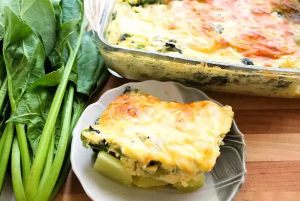 「【ドイツ人料理系YouTuber】がスペイン人に教わった「ほうれん草と新じゃがのチーズグラタン」に挑戦♪未知の料理だわ…」の画像