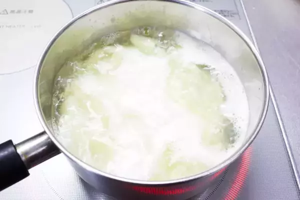 「【ドイツ人料理系YouTuber】がスペイン人に教わった「ほうれん草と新じゃがのチーズグラタン」に挑戦♪未知の料理だわ…」の画像