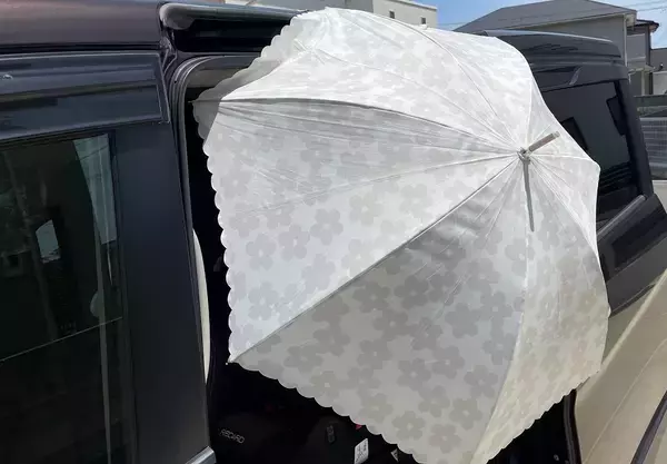 「“雨の日の車の乗り降り”が快適に♪「かさ固定用マグネット」はシーン限定のニッチな便利グッズだけど…欲しい♪」の画像