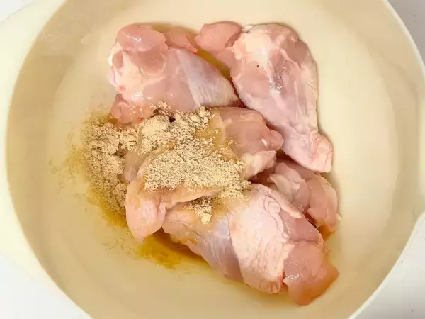 「ただの醤油煮でも塩煮でもない！さっぱり味の「鶏のみそポン煮」作ろう♪柔らかいお肉に旨味がギュッ♡」の画像
