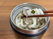 【え、会社で食べられる“熱々うどん弁当”だと!?】麺が伸びない！これは「スープジャーのカップ麺」だ！