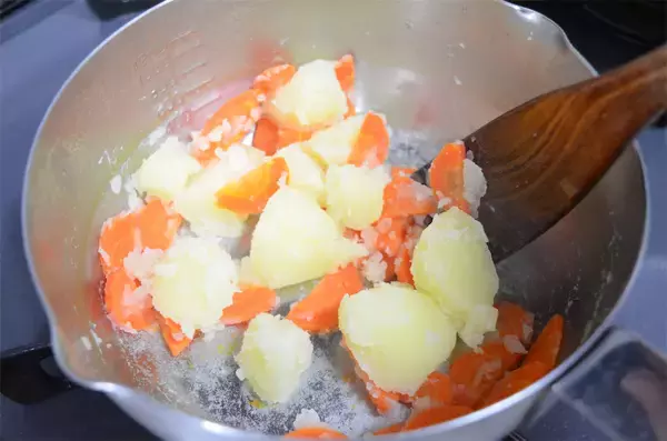 「【マヨなしでも超濃厚】ヘルシー過ぎるポテサラ作ってみた！「水切りヨーグルト」でコク旨なのに罪悪感ゼロ♪」の画像