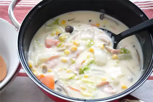 【コーン缶の汁は捨てないで】全投入でコク急上昇「白菜のクリーム煮」作ってみた！冬野菜たっぷりシチュー風♡