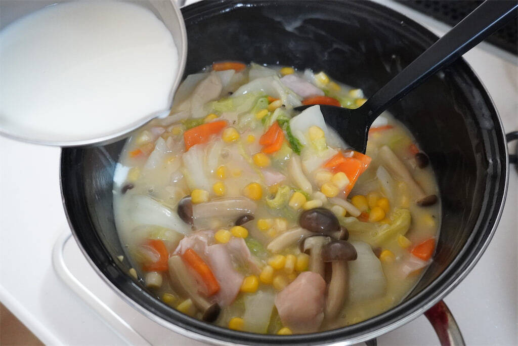 【コーン缶の汁は捨てないで】全投入でコク急上昇「白菜のクリーム煮」作ってみた！冬野菜たっぷりシチュー風♡