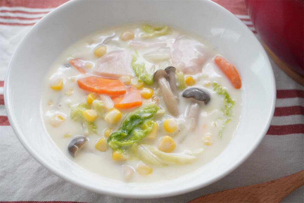 【コーン缶の汁は捨てないで】全投入でコク急上昇「白菜のクリーム煮」作ってみた！冬野菜たっぷりシチュー風♡