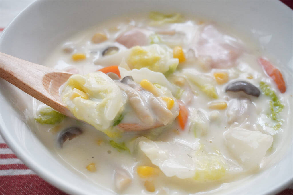 【コーン缶の汁は捨てないで】全投入でコク急上昇「白菜のクリーム煮」作ってみた！冬野菜たっぷりシチュー風♡