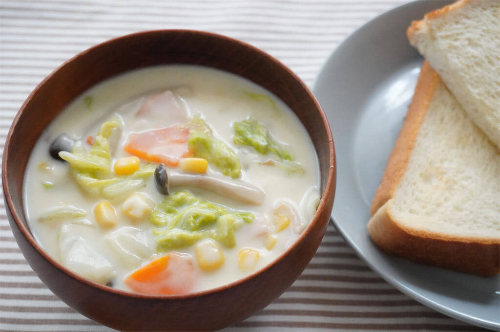 【コーン缶の汁は捨てないで】全投入でコク急上昇「白菜のクリーム煮」作ってみた！冬野菜たっぷりシチュー風♡