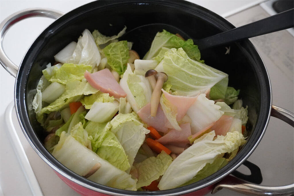 【コーン缶の汁は捨てないで】全投入でコク急上昇「白菜のクリーム煮」作ってみた！冬野菜たっぷりシチュー風♡