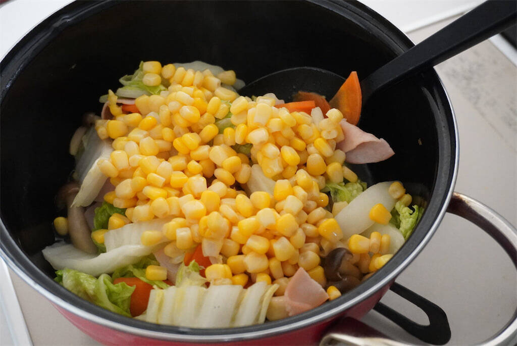 【コーン缶の汁は捨てないで】全投入でコク急上昇「白菜のクリーム煮」作ってみた！冬野菜たっぷりシチュー風♡