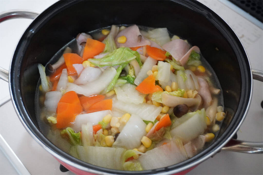 【コーン缶の汁は捨てないで】全投入でコク急上昇「白菜のクリーム煮」作ってみた！冬野菜たっぷりシチュー風♡