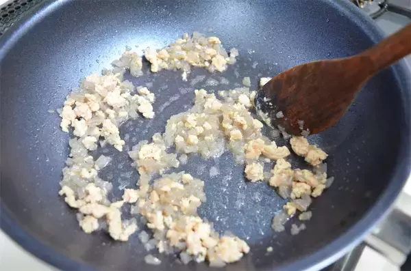 「おからの吸水力で「旨味バクダン春巻き」作ってみた！カリッとろ～りで超ジューシー♡【農家直伝】」の画像