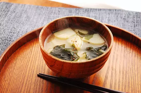 「【二日酔いの救世主】スッキリできるみそ汁2品作ってみた！食材はおなじみ「しじみ」と…「じゃがいも」だと!?」の画像