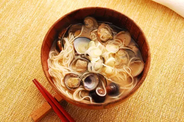 「【二日酔いの救世主】スッキリできるみそ汁2品作ってみた！食材はおなじみ「しじみ」と…「じゃがいも」だと!?」の画像