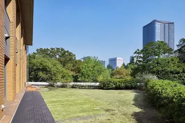 「日比谷公園にオープン！ヨガ・ラン・ピラティス…陽光や風を感じるアウトドアフィットネス施設が気になる～！」の画像
