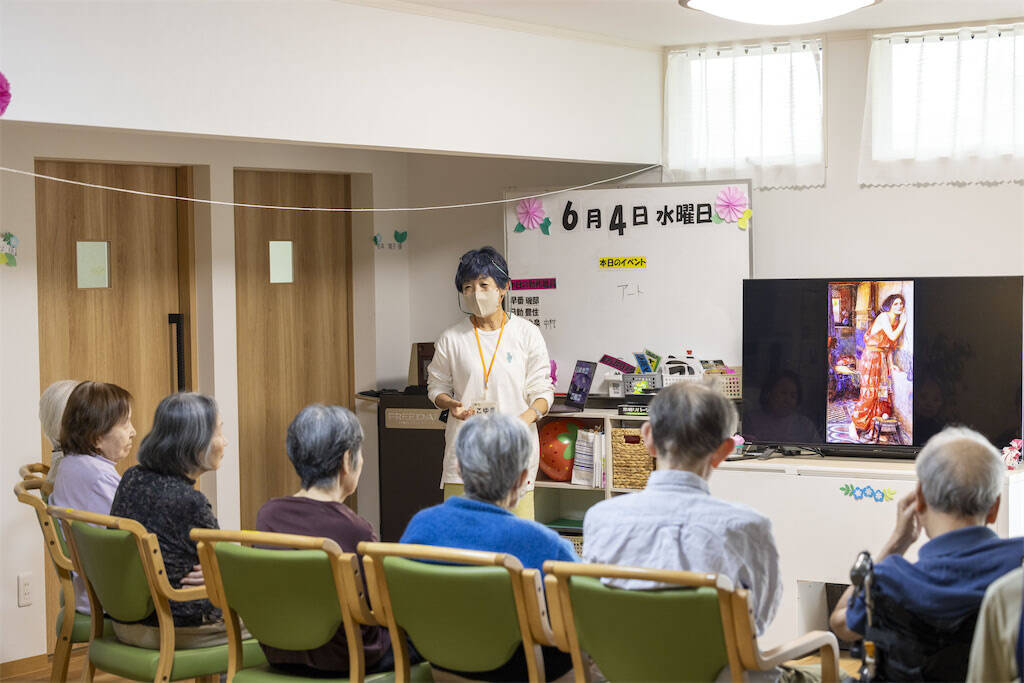 【認知症のふさぎこみをアートで解消】絵画を見ながら語り合う「アートリップ」とは？脳への刺激で会話も増える