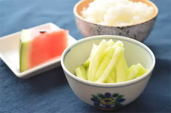 【夏の漬け物は全部コレでいい】すいかの皮、絶対捨てないで！「浅漬け」にすれば無限にポリポリ止まらない♪