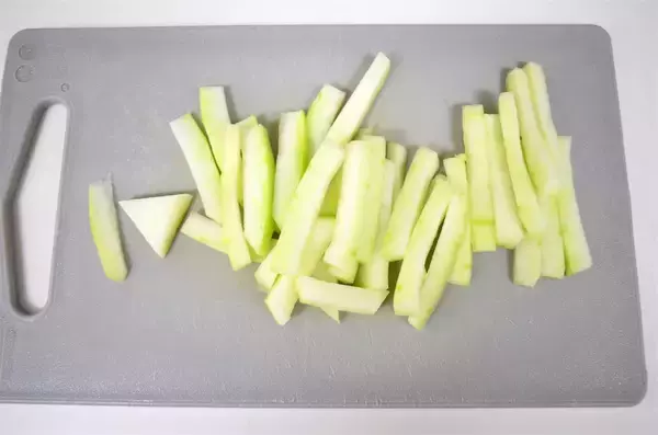 「【夏の漬け物は全部コレでいい】すいかの皮、絶対捨てないで！「浅漬け」にすれば無限にポリポリ止まらない♪」の画像
