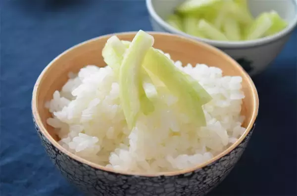 「【夏の漬け物は全部コレでいい】すいかの皮、絶対捨てないで！「浅漬け」にすれば無限にポリポリ止まらない♪」の画像
