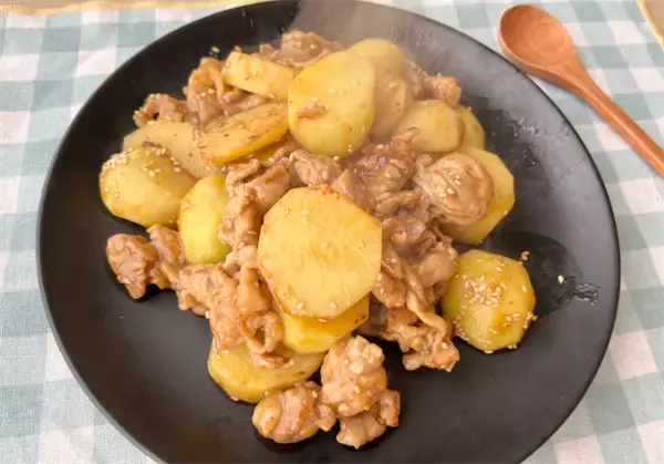 【事前レンチンでホックホク♡】新じゃが入り「豚こまの旨照り炒め」作ってみた！甘酢ダレがご飯に合う～♪