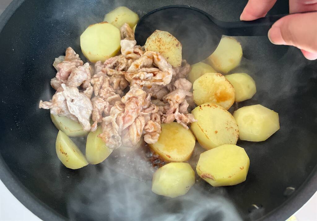 【事前レンチンでホックホク♡】新じゃが入り「豚こまの旨照り炒め」作ってみた！甘酢ダレがご飯に合う～♪