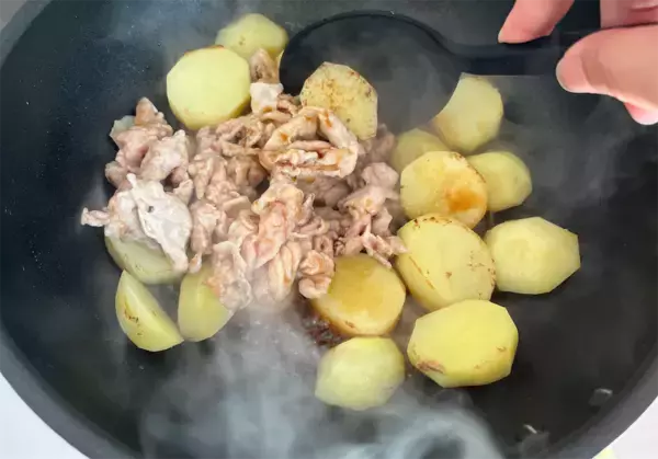 「【事前レンチンでホックホク♡】新じゃが入り「豚こまの旨照り炒め」作ってみた！甘酢ダレがご飯に合う～♪」の画像