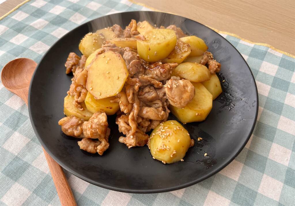 【事前レンチンでホックホク♡】新じゃが入り「豚こまの旨照り炒め」作ってみた！甘酢ダレがご飯に合う～♪